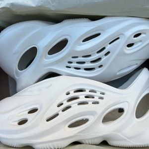 Brand New Yeezy Foam RNNR Ararat